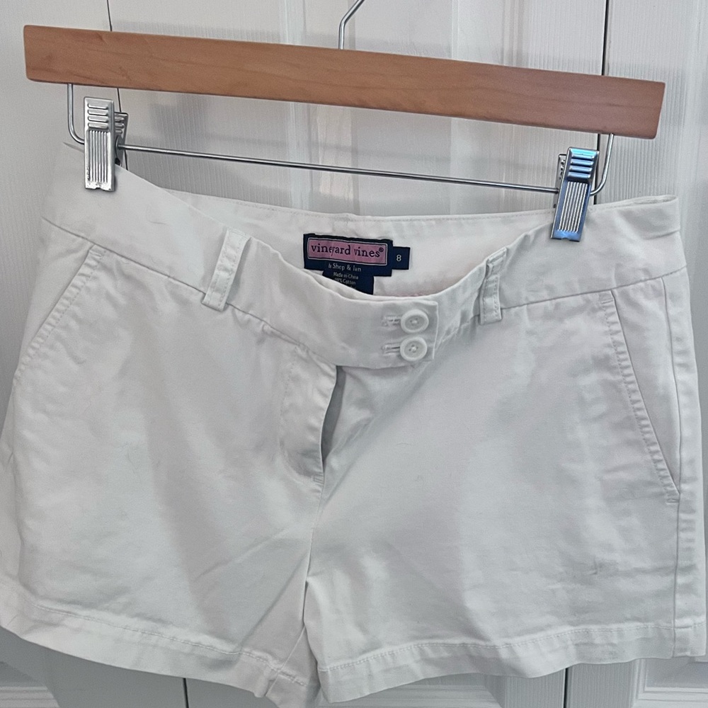 White Vineyard Vines women’s shorts